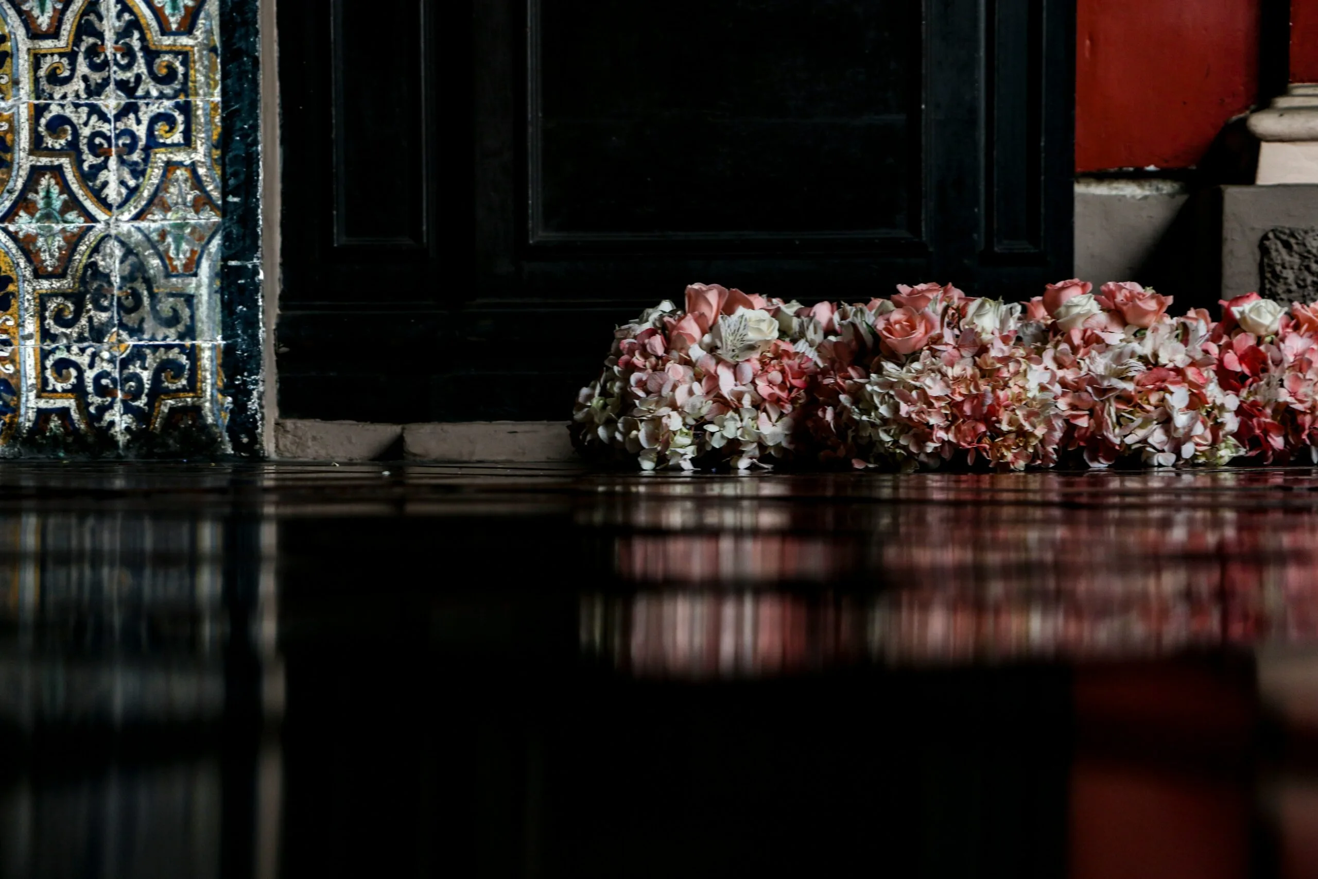 a bunch of flowers that are sitting on the ground